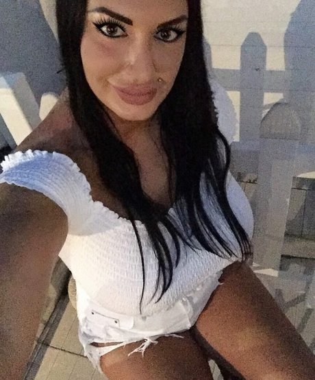 Naakte gelekte OnlyFans-foto van Elisabettamediterraneagirl