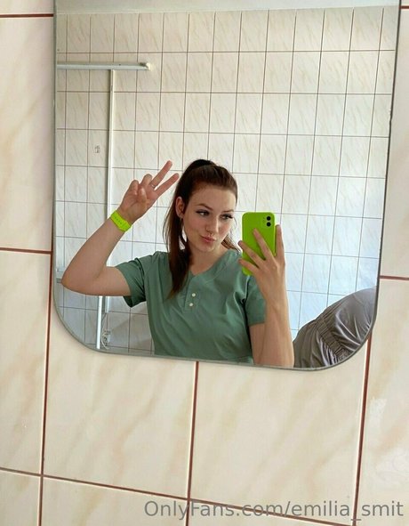 Naakte gelekte OnlyFans-foto van Emilia Smit