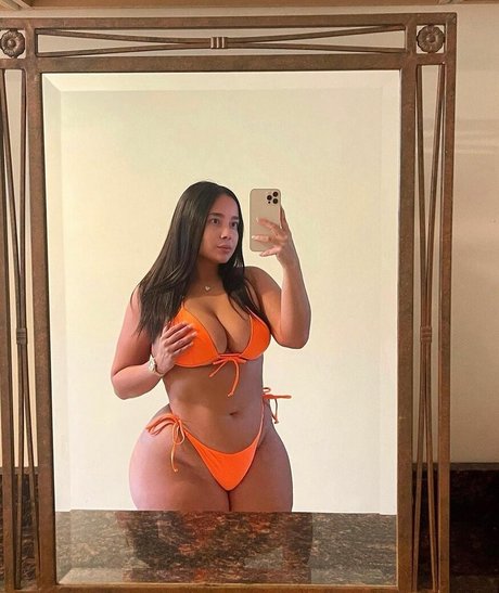 Naakte gelekte OnlyFans-foto van Priscilla Lina
