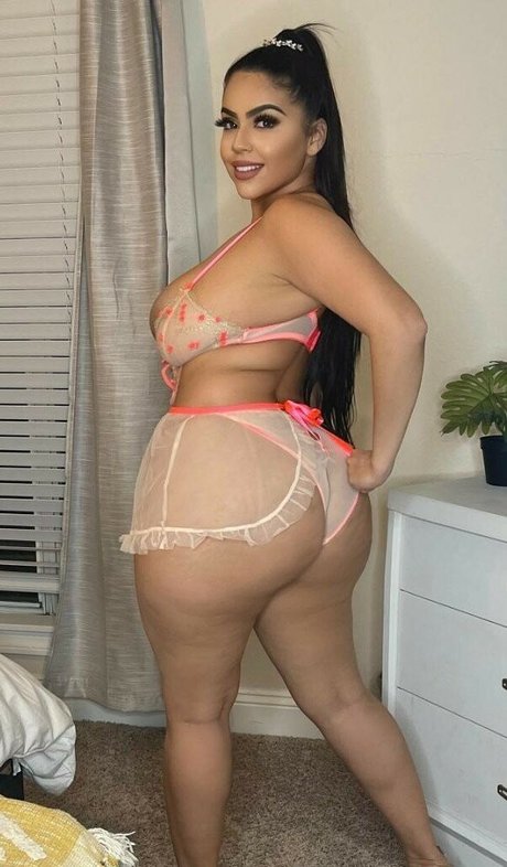 Naakte gelekte OnlyFans-foto van Jessenia Rebecca