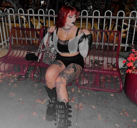 Naakte gelekte OnlyFans-foto van Adrianna Cooletti