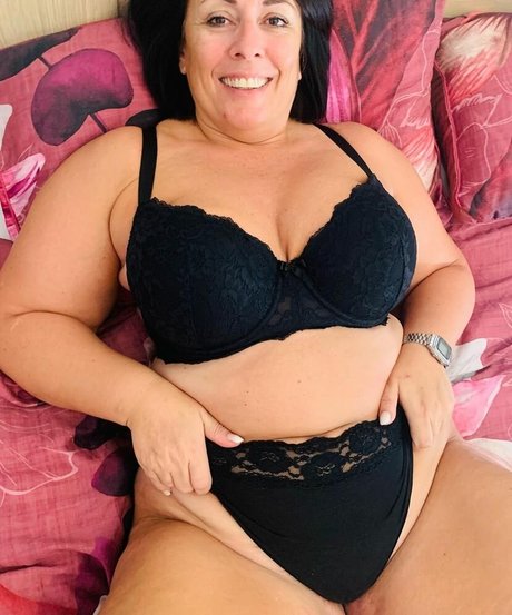 Naakte gelekte OnlyFans-foto van Lucy May