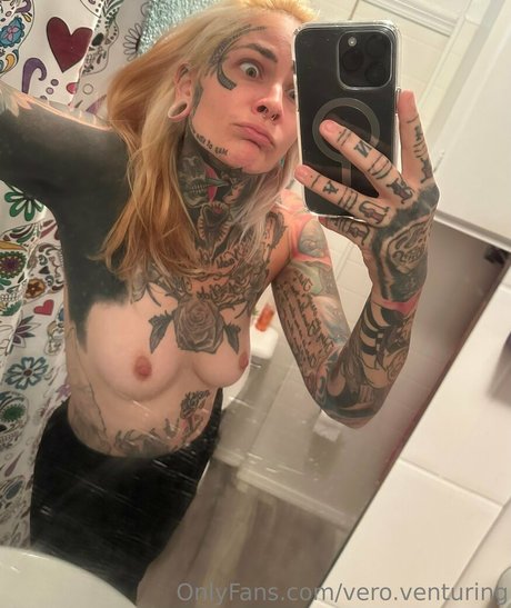 Naakte gelekte OnlyFans-foto van Vero Venturing