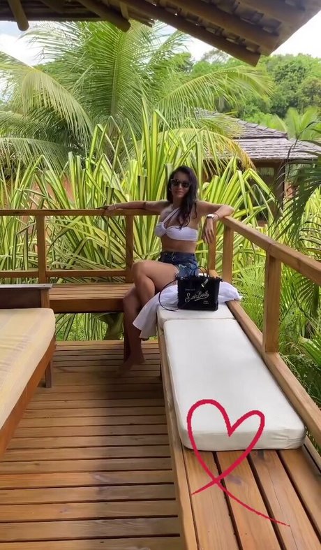 Naakte gelekte OnlyFans-foto van Monica Carvalho