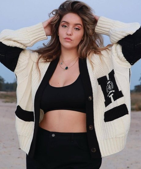 Naakte gelekte OnlyFans-foto van Joann Van Den Herik