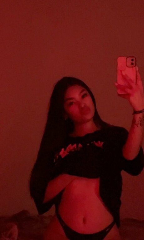 Naakte gelekte OnlyFans-foto van Nizhoni Begaye