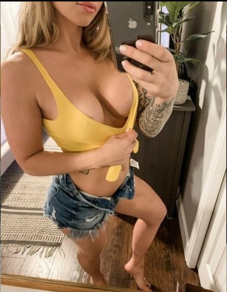 Naakte gelekte OnlyFans-foto van Kayla Manthey
