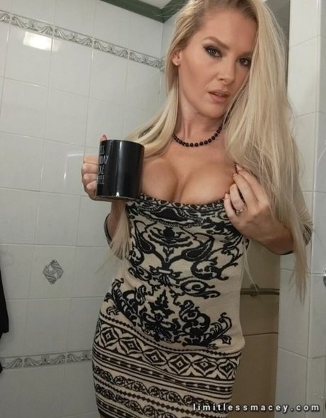 Naakte gelekte OnlyFans-foto van Lacey Evans