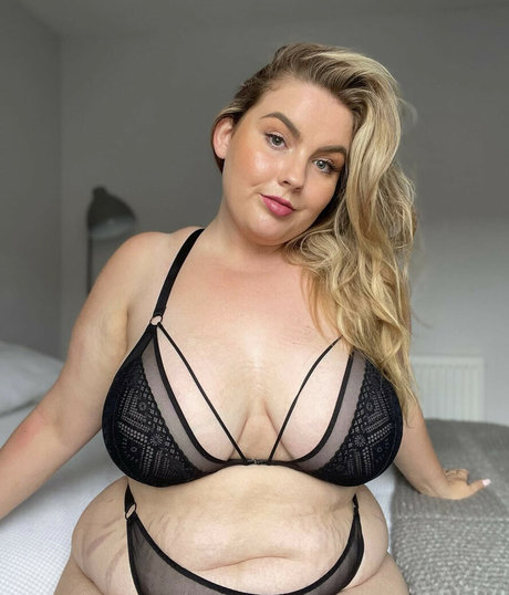 Naakte gelekte OnlyFans-foto van Lauren Dungey