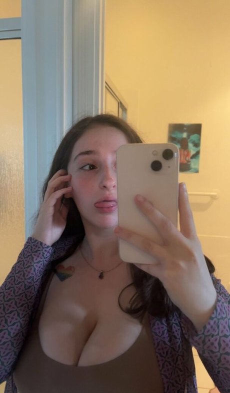 Naakte gelekte OnlyFans-foto van Bustymor N