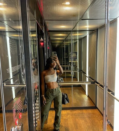 Naakte gelekte OnlyFans-foto van Divyaadu