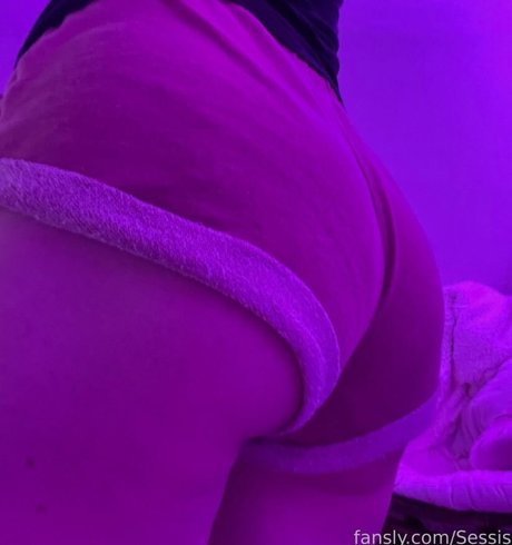 Naakte gelekte OnlyFans-foto van Sessis