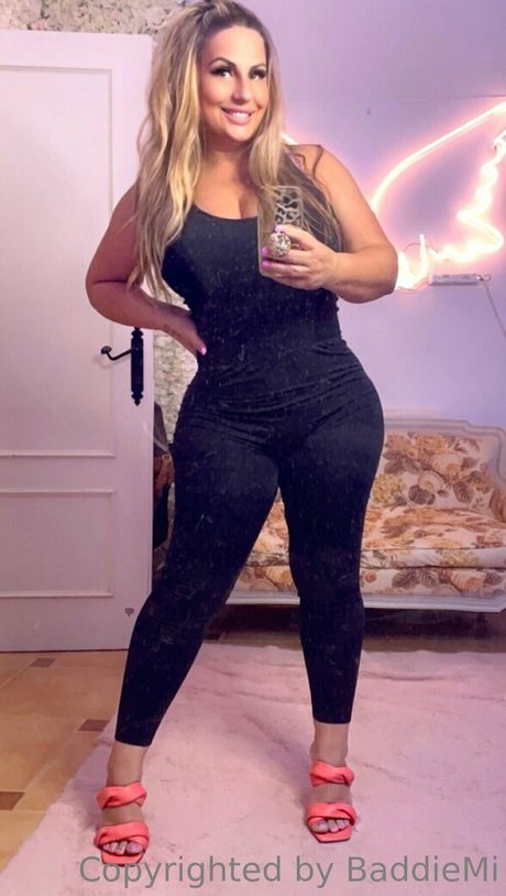 Naakte gelekte OnlyFans-foto van Baddiemi