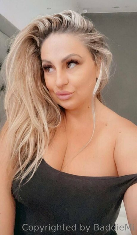 Naakte gelekte OnlyFans-foto van Baddiemi