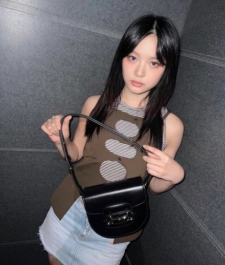 Naakte gelekte OnlyFans-foto van Hanni Pham