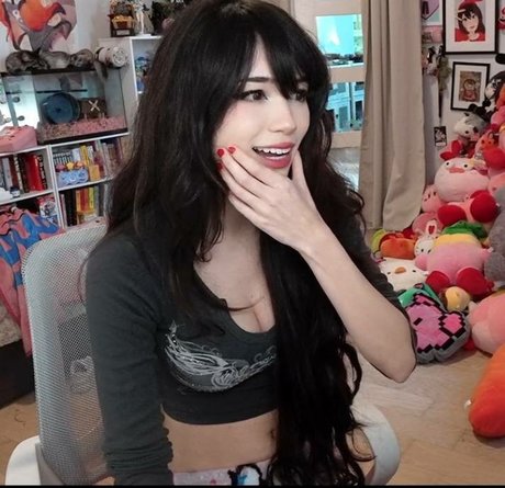 Naakte gelekte OnlyFans-foto van Emiru