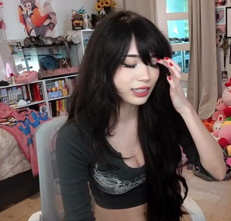 Naakte gelekte OnlyFans-foto van Emiru