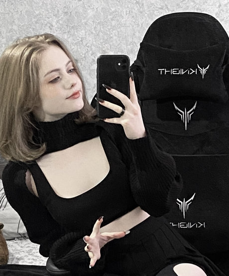 Naakte gelekte OnlyFans-foto van Vwemor