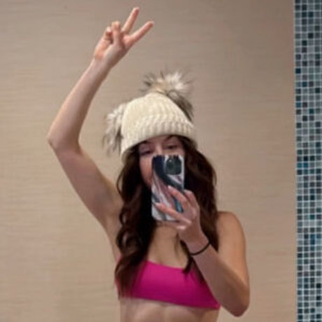 Naakte gelekte OnlyFans-foto van Erin Karpluk