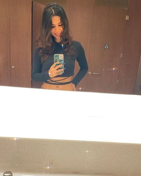 Naakte gelekte OnlyFans-foto van Annie Sharma