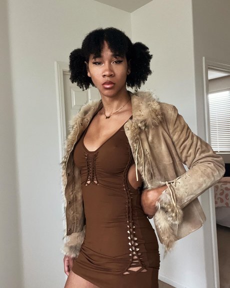 Naakte gelekte OnlyFans-foto van Sage Introspekt