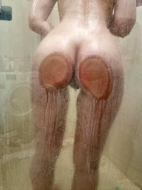 Naakte gelekte OnlyFans-foto van Ave Mary