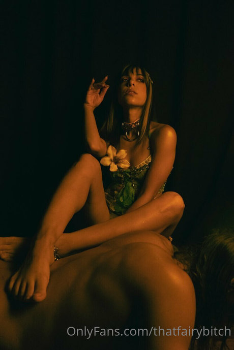 Naakte gelekte OnlyFans-foto van Moonlit Fae