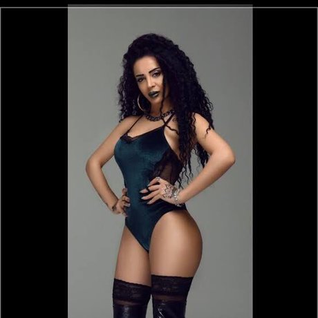 Naakte gelekte OnlyFans-foto van Melek Oezcagan