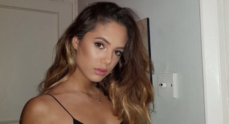 Naakte gelekte OnlyFans-foto van Saoirse Alicia Behzadi