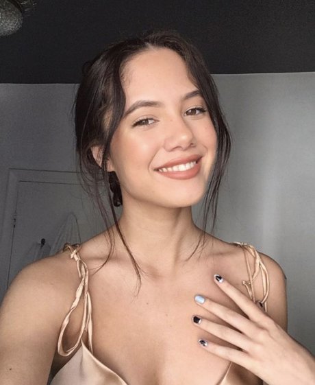 Naakte gelekte OnlyFans-foto van Saoirse Alicia Behzadi