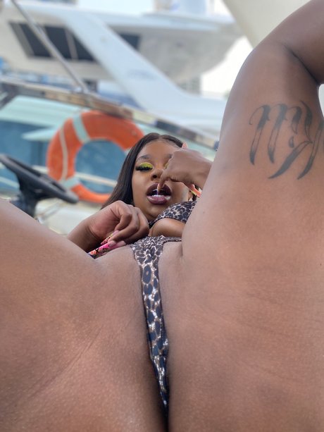 Naakte gelekte OnlyFans-foto van Sukihana