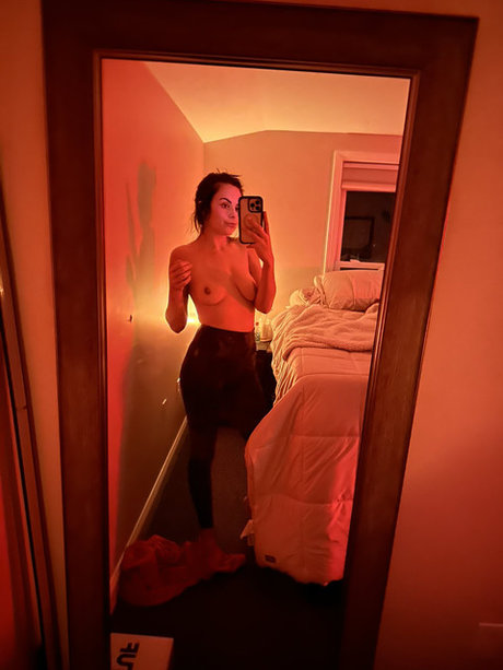 Naakte gelekte OnlyFans-foto van Tori Ann