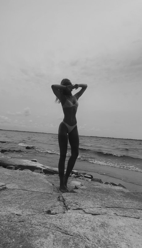 Naakte gelekte OnlyFans-foto van Anna Moores