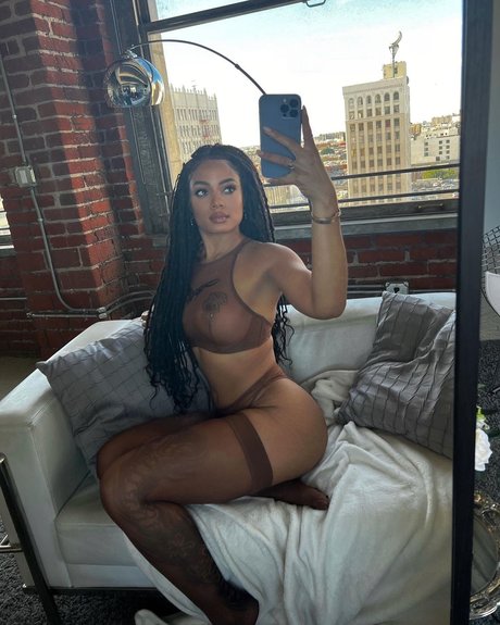 Naakte gelekte OnlyFans-foto van Essence Tatiana