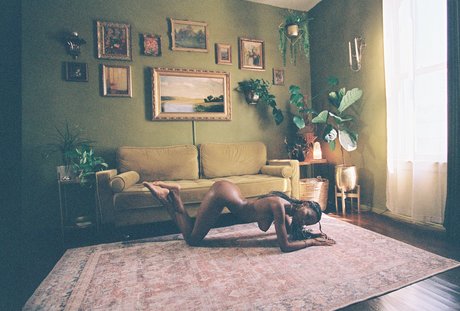 Naakte gelekte OnlyFans-foto van Luci Lane