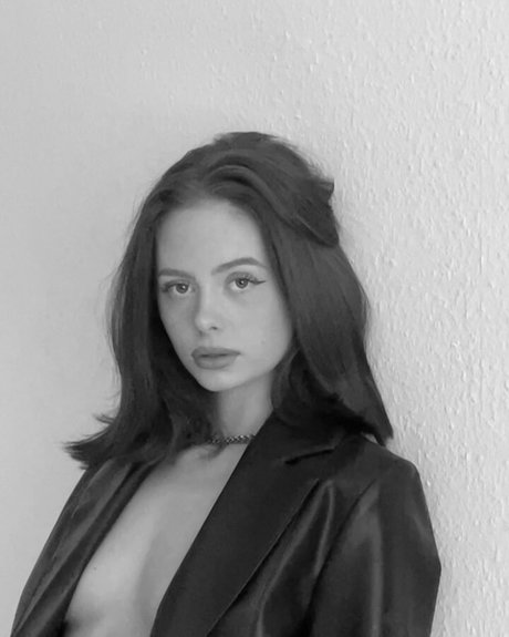 Naakte gelekte OnlyFans-foto van Aja Viola