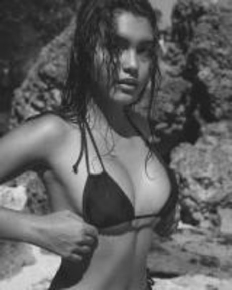 Naakte gelekte OnlyFans-foto van Caitlin North Lewis