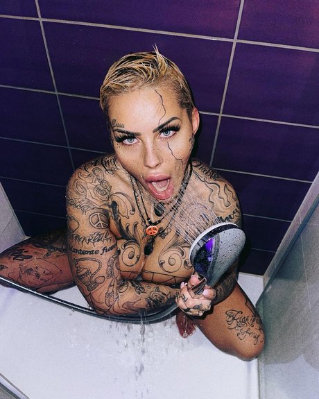 Naakte gelekte OnlyFans-foto van Leoni Baltz