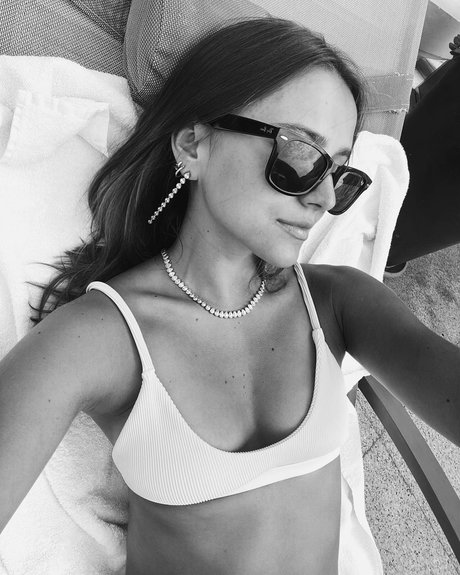 Naakte gelekte OnlyFans-foto van Charlotte Sine