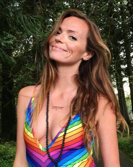 Naakte gelekte OnlyFans-foto van Emily Hart