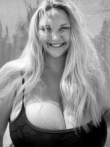 Naakte gelekte OnlyFans-foto van Emma Burzynski