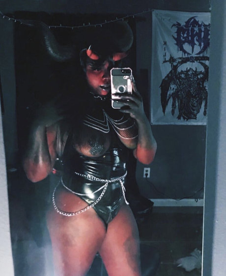 Naakte gelekte OnlyFans-foto van Gem Sapphir