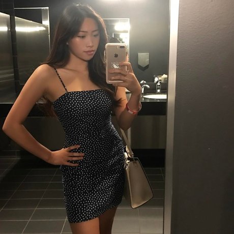 Naakte gelekte OnlyFans-foto van Kara Chan