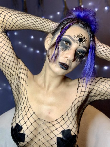 Naakte gelekte OnlyFans-foto van Bass Angel