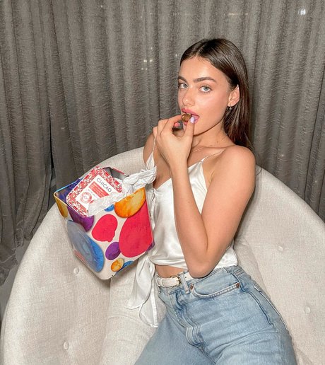Naakte gelekte OnlyFans-foto van Yael Shelbia