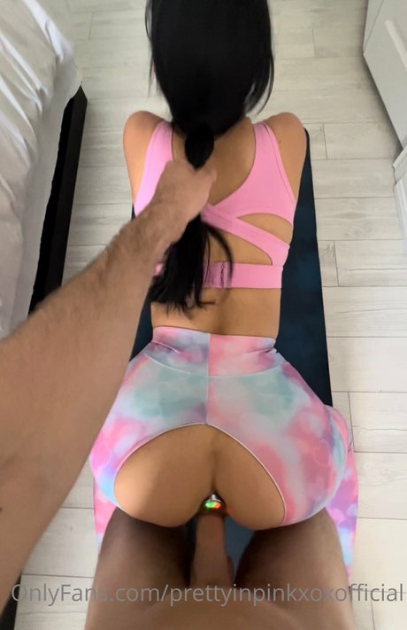 Naakte gelekte OnlyFans-foto van Pretty In Pink Xoxs