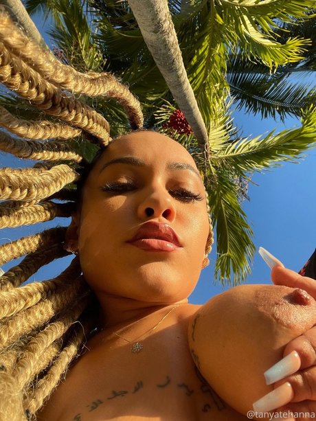Naakte gelekte OnlyFans-foto van Tanya Tehanna