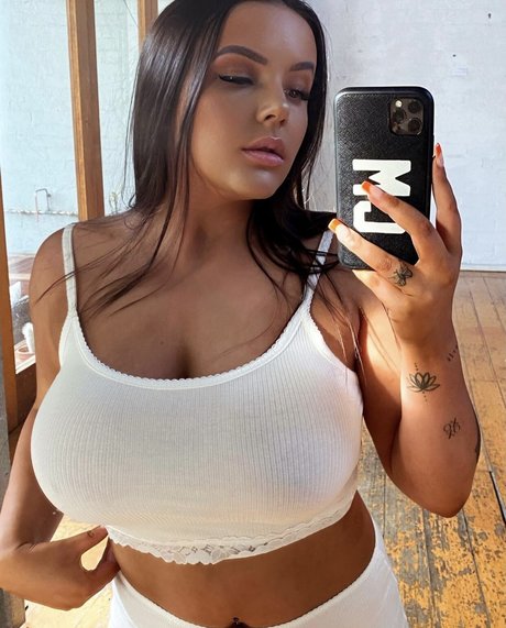 Naakte gelekte OnlyFans-foto van Courtney Maloney