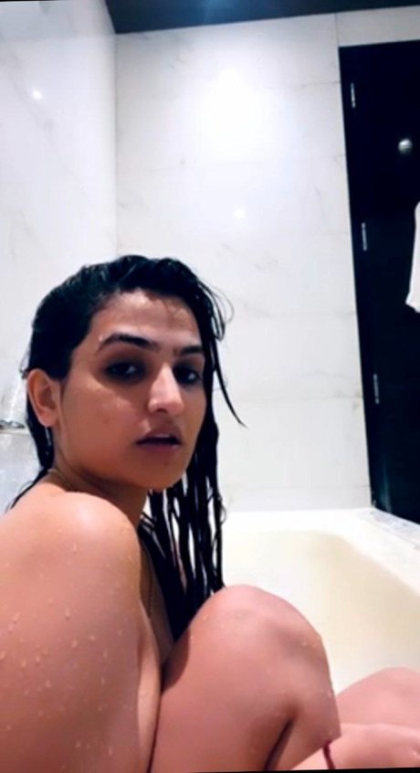 Naakte gelekte OnlyFans-foto van Sassy Poonam