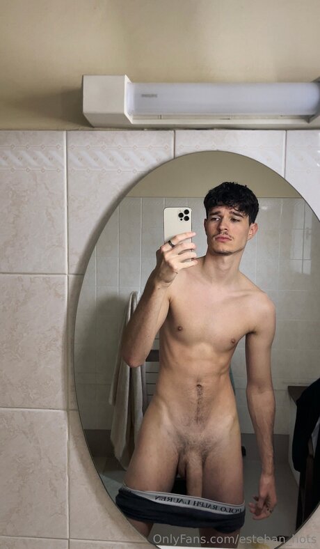 Naakte gelekte OnlyFans-foto van Esteban Hots
